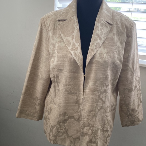 Chico’s brocade beige design on cream snap closure’s lapel jacket nice addition - Picture 6 of 9